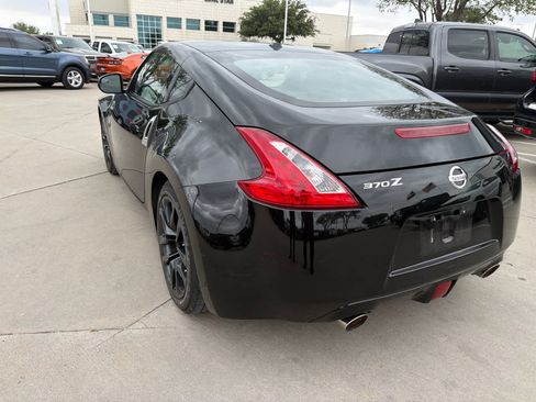 Used 2015 Nissan 370Z Touring image 2
