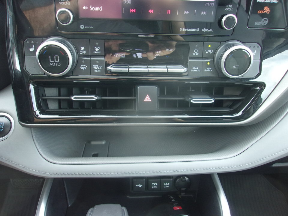 Used 2021 Toyota Highlander XLE AWD/4WD image 26