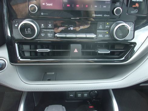Used 2021 Toyota Highlander XLE AWD/4WD image 26