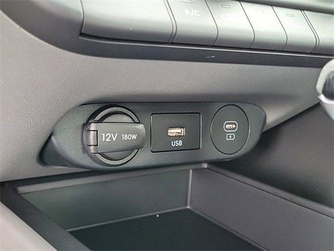 Used 2025 Hyundai Elantra SE image 25
