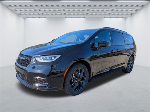 New 2026 Chrysler Pacifica Limited w/ S Appearance Package image 7