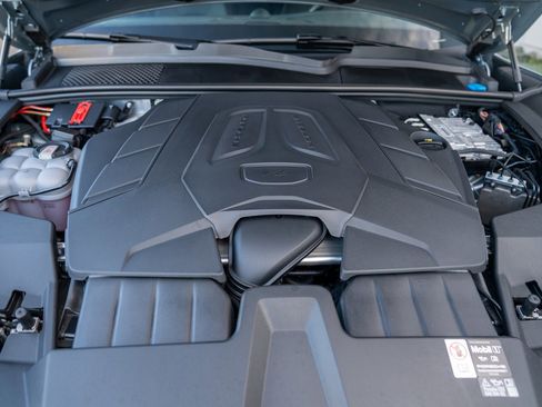 Used 2025 Porsche Cayenne image 29