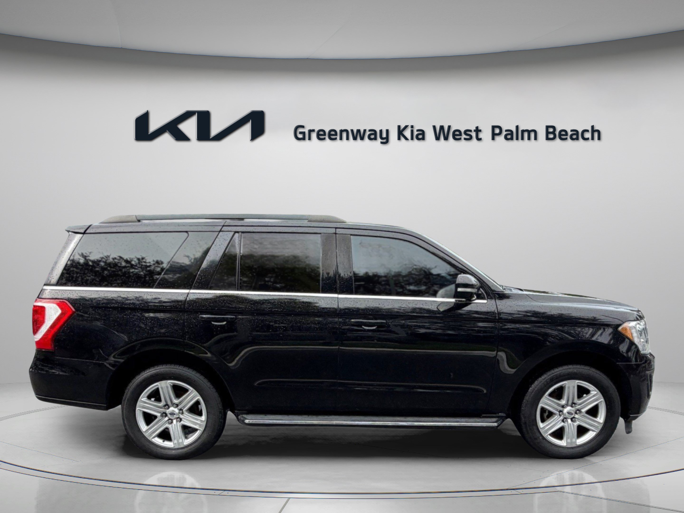 Used 2018 Ford Expedition XLT w/ Equipment Group 202A AWD/4WD image 8