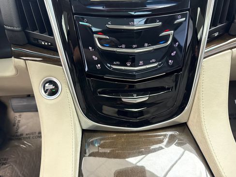 Used 2019 Cadillac Escalade Luxury AWD/4WD image 29