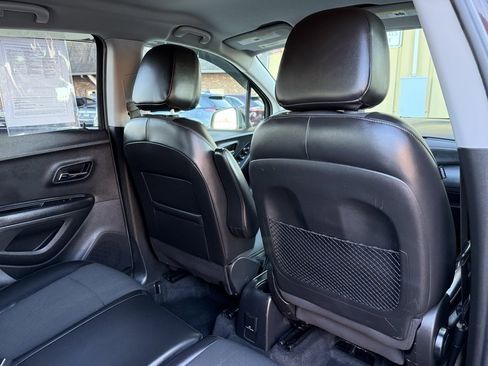 Used 2021 Chevrolet Trax LT w/ LT Convenience Package image 14