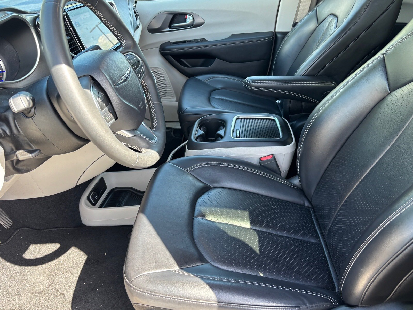 Used 2023 Chrysler Pacifica Touring-L FWD image 21