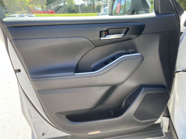 Used 2021 Toyota Highlander XLE AWD/4WD image 19