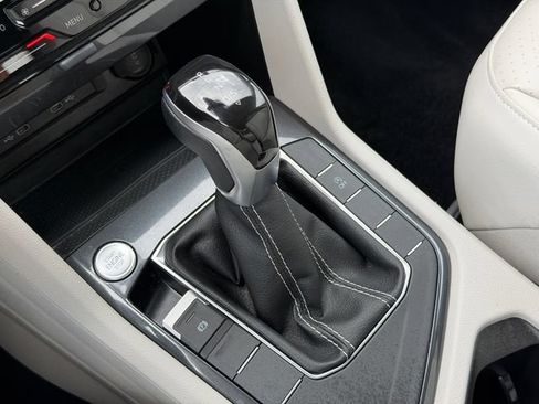 Certified 2024 Volkswagen Tiguan SE FWD image 25