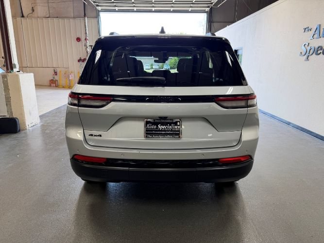 Used 2025 Jeep Grand Cherokee Altitude AWD/4WD image 4