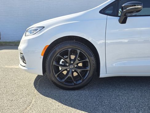 New 2026 Chrysler Pacifica Limited w/ S Appearance Package image 8