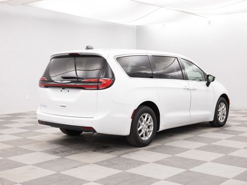 New 2026 Chrysler Pacifica Select FWD image 11