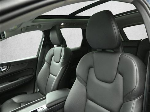 Used 2018 Volvo XC60 T5 Momentum w/ Convenience Package image 9