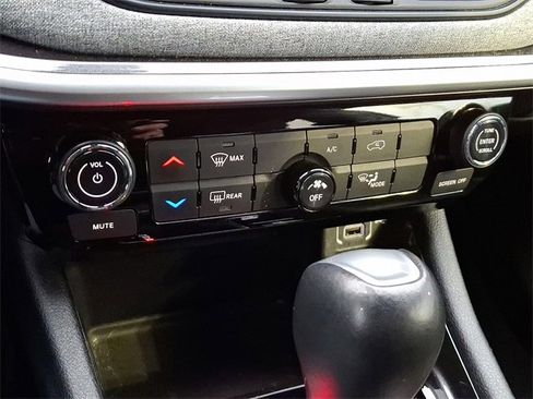 Used 2024 Jeep Compass Latitude image 15