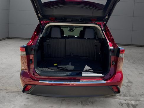 Certified 2020 Toyota Highlander XLE AWD/4WD image 19