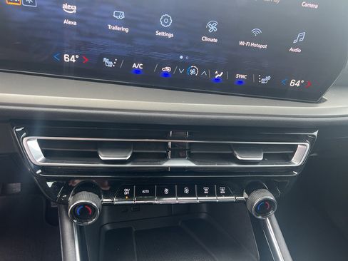 Used 2025 Chevrolet Traverse LT image 16