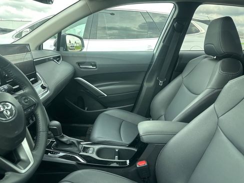 Used 2025 Toyota Corolla Cross XLE w/ Convenience Package image 5