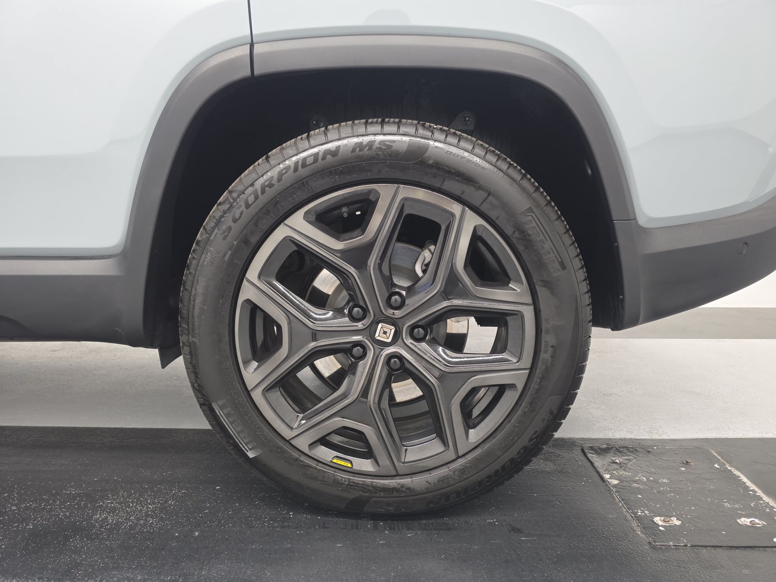 Used 2025 Rivian R1S Adventure Dual AWD/4WD image 10