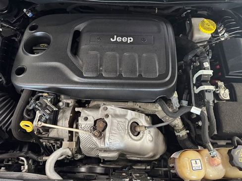 Used 2019 Jeep Cherokee Trailhawk AWD/4WD image 6