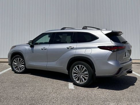 Used 2024 Toyota Highlander Platinum AWD/4WD image 3