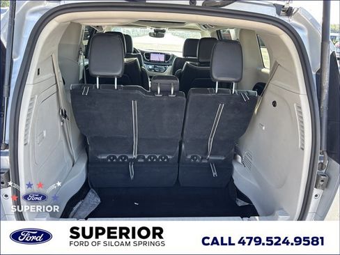 Used 2023 Chrysler Pacifica Limited FWD image 8