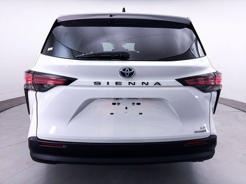 Used 2022 Toyota Sienna LE FWD image 13