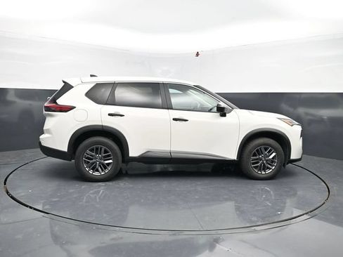 Used 2024 Nissan Rogue S AWD/4WD image 10