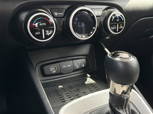 Certified 2023 Hyundai Venue Limited FWD image 24