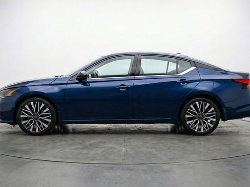 Used 2025 Nissan Altima 2.5 SV FWD image 5