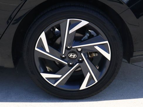 Used 2025 Hyundai Elantra SEL FWD image 8