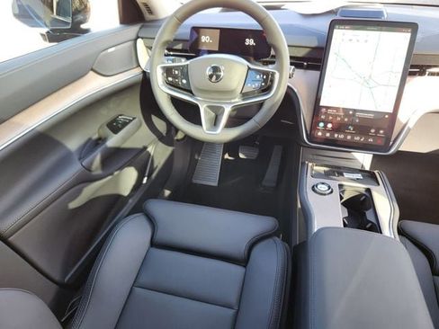 New 2025 Volvo EX90 Plus w/ Protection Package Premier image 9