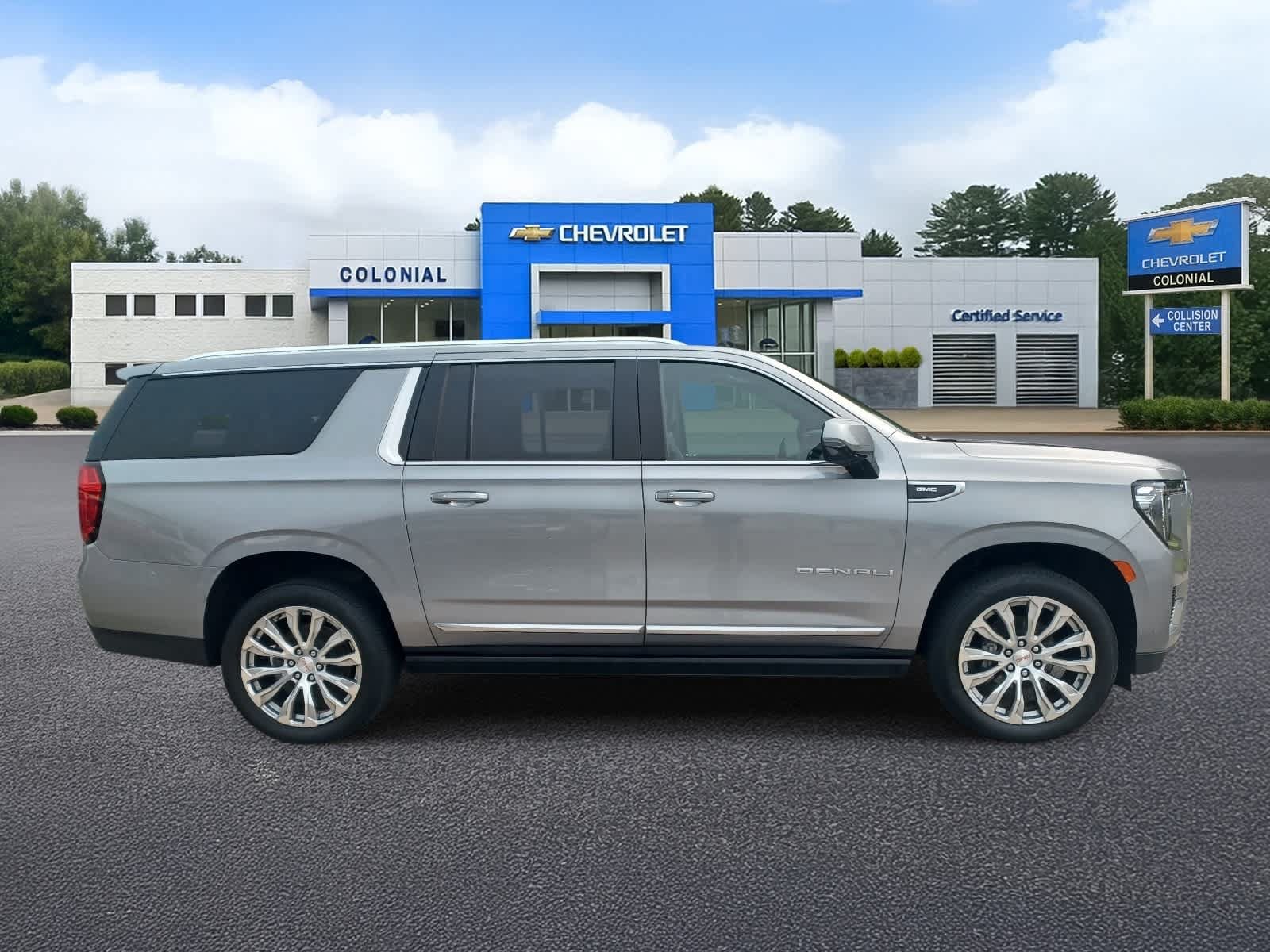 Used 2023 GMC Yukon XL Denali AWD/4WD image 3