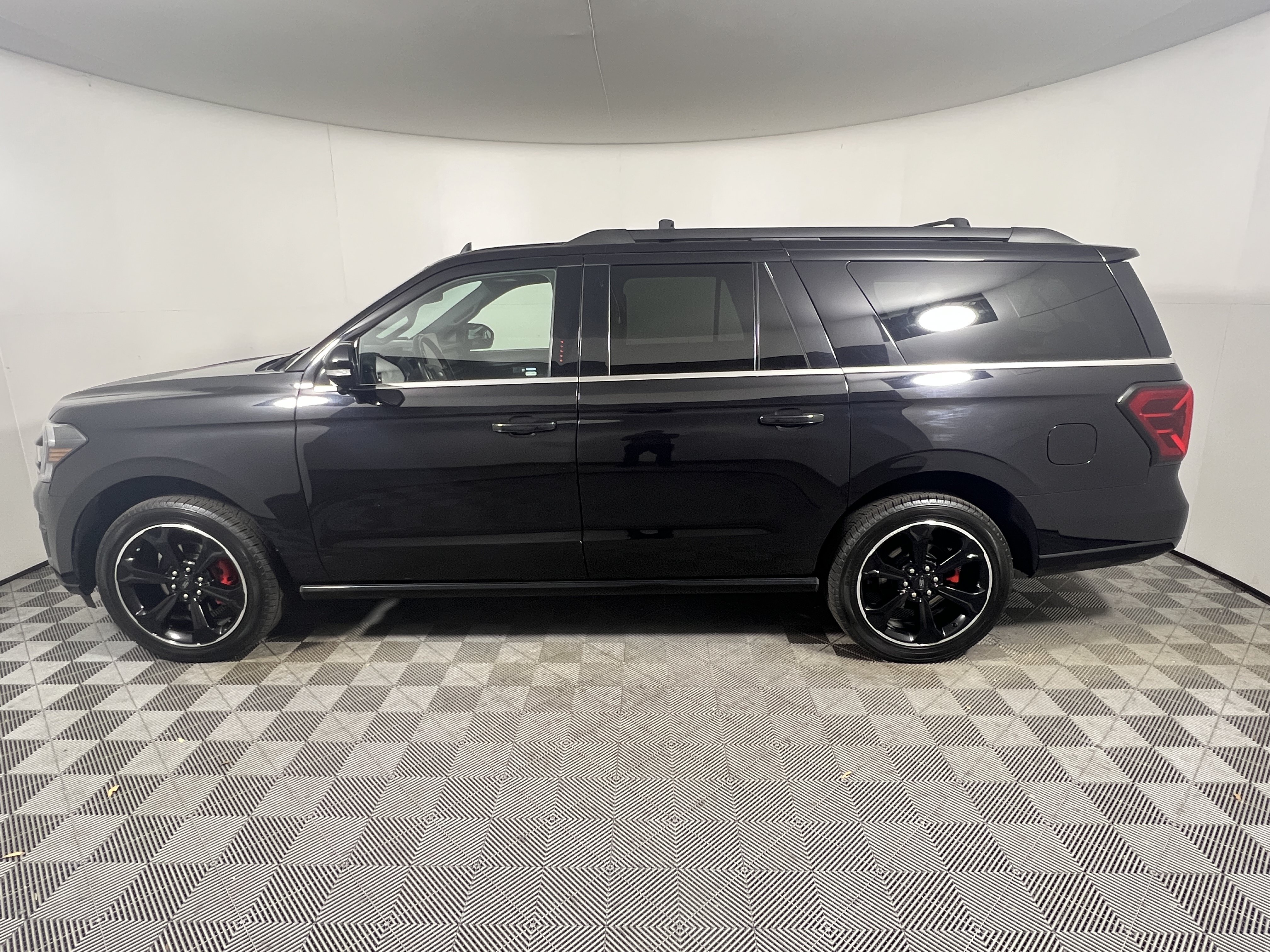Used 2022 Ford Expedition Max Limited AWD/4WD image 2