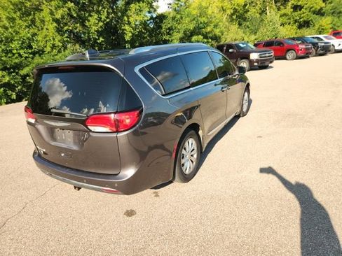 Used 2018 Chrysler Pacifica Touring-L FWD image 5