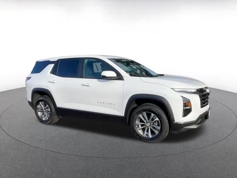 Used 2025 Chevrolet Equinox LT image 2