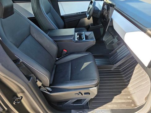 Used 2024 Tesla Cybertruck AWD Crew Cab image 31