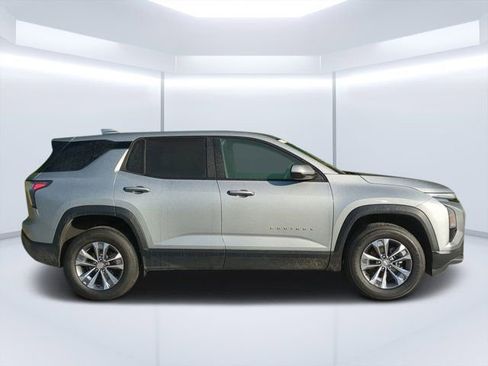 Used 2025 Chevrolet Equinox LT FWD image 2
