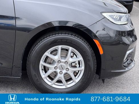 Used 2023 Chrysler Pacifica Touring-L image 40