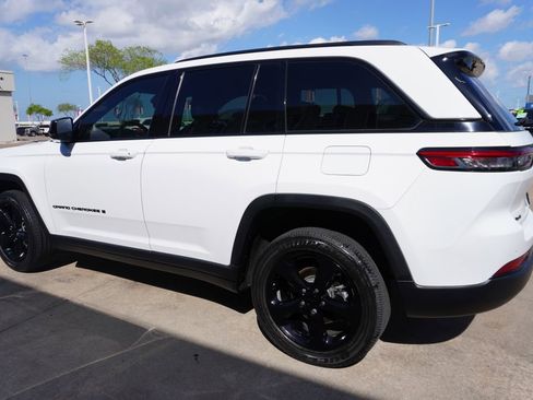 Used 2023 Jeep Grand Cherokee Altitude image 4