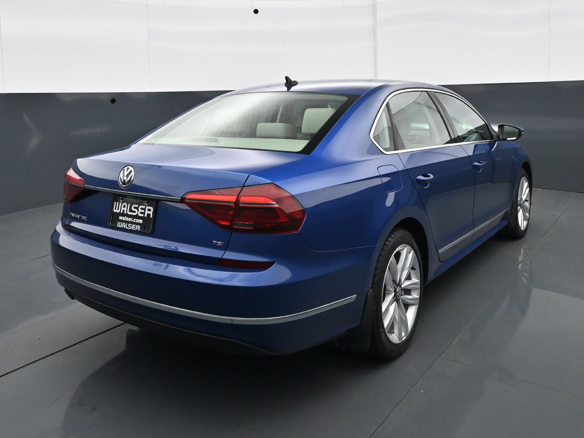 Used 2017 Volkswagen Passat 1.8T SEL Premium FWD image 6