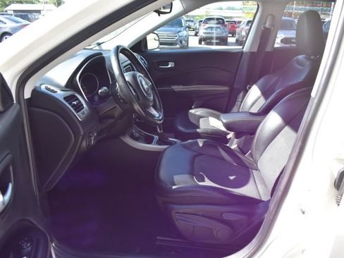 Used 2018 Jeep Compass Latitude w/ Cold Weather Group AWD/4WD image 4