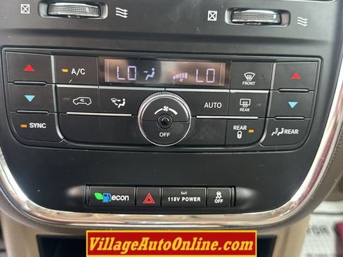Used 2014 Chrysler Town & Country Touring FWD image 21