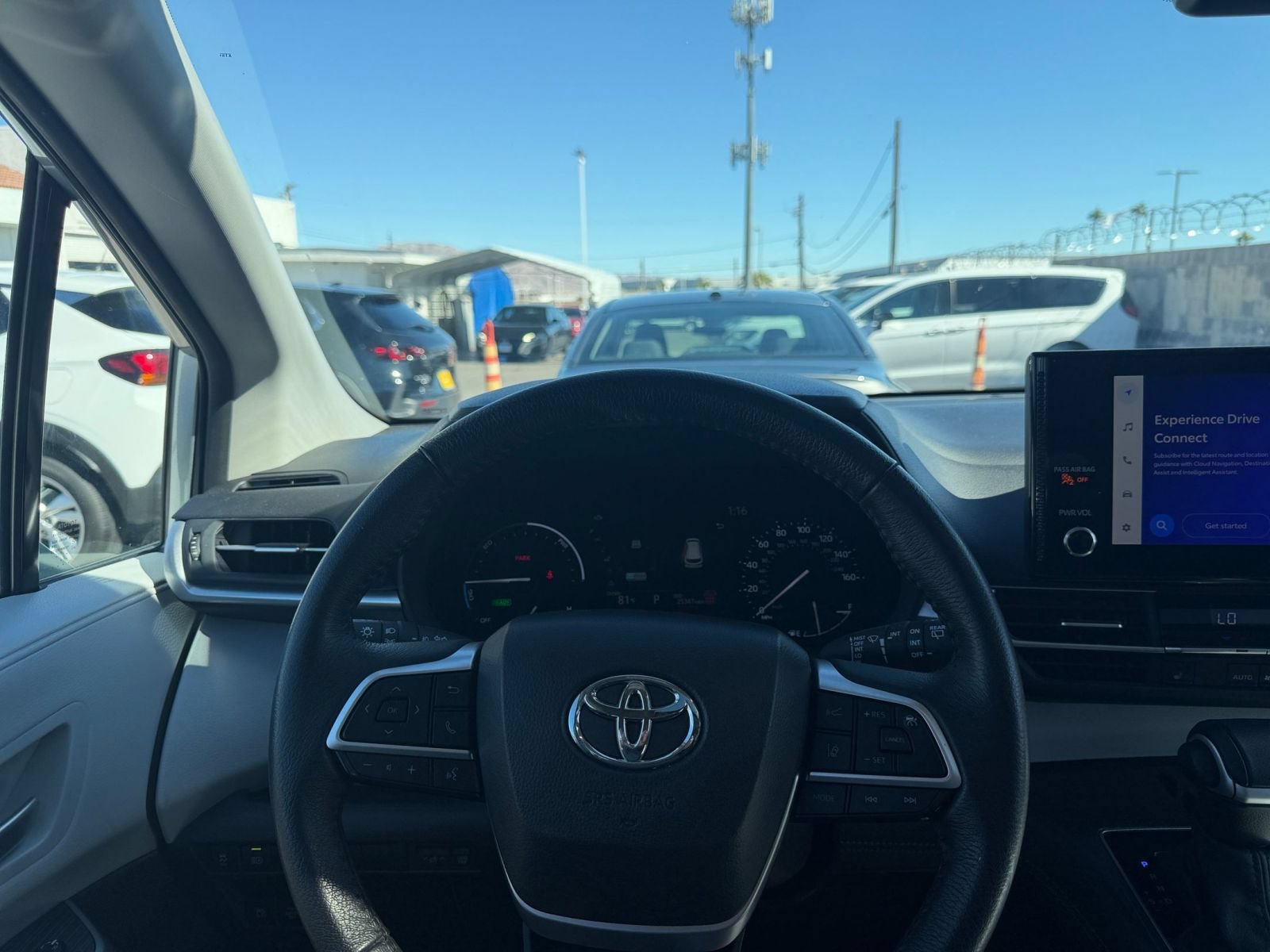 Used 2025 Toyota Sienna XLE FWD image 36