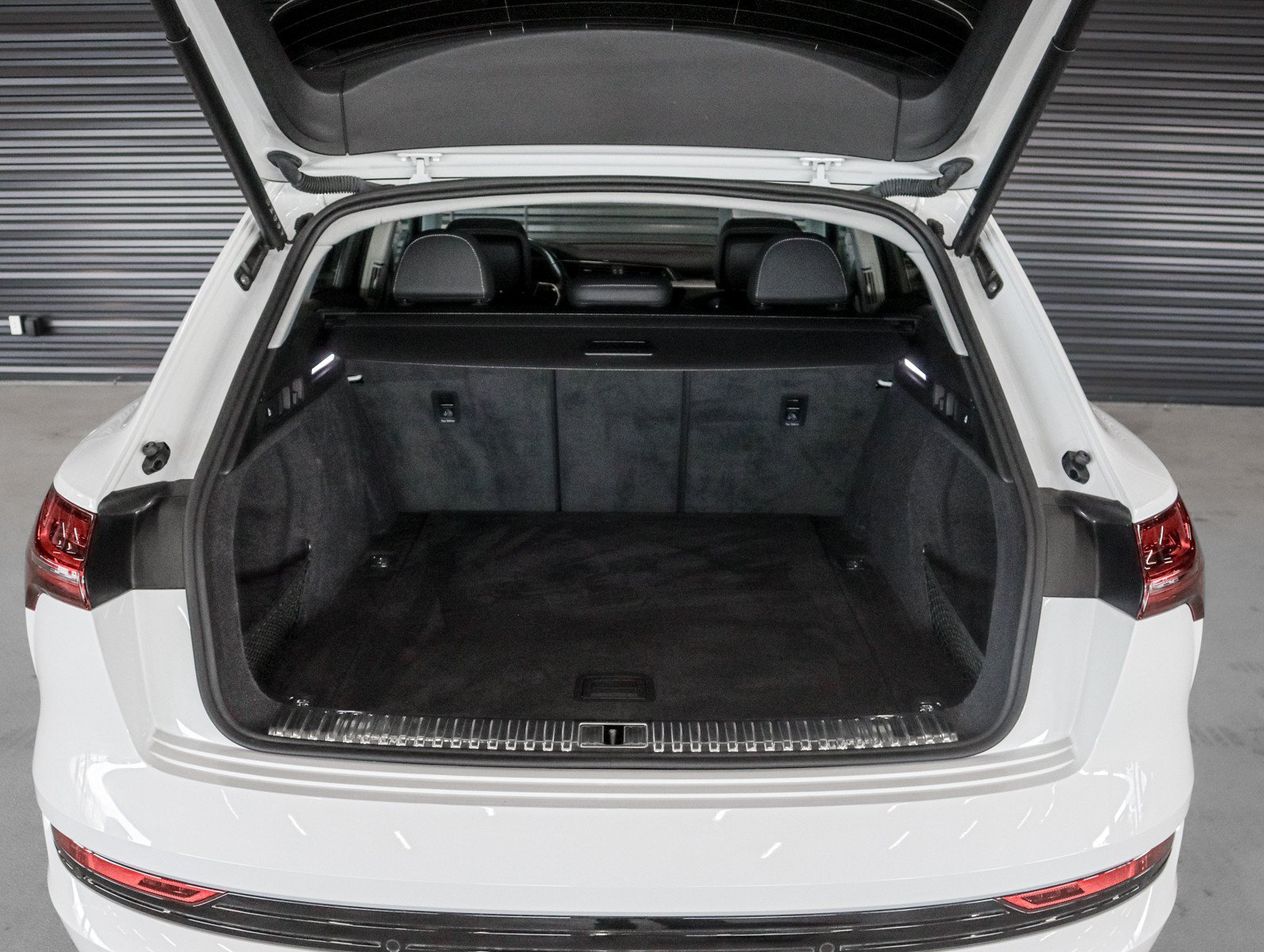 Used 2023 Audi e-tron Premium Plus w/ Premium Plus Package AWD/4WD image 9