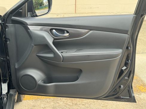 Used 2019 Nissan Rogue SV w/ Premium Package FWD image 39
