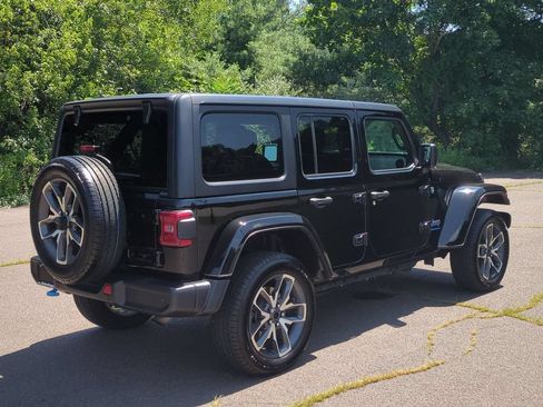 Used 2024 Jeep Wrangler Unlimited w/ Convenience Group AWD/4WD image 4