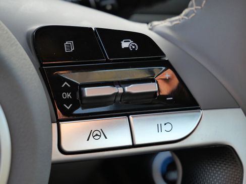 Certified 2025 Hyundai Elantra Sport image 31