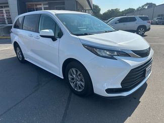 Used 2022 Toyota Sienna LE image 1
