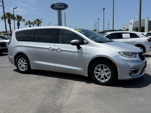 Used 2023 Chrysler Pacifica Touring-L FWD image 2