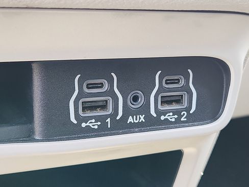 Used 2024 Chrysler Pacifica Limited FWD image 24