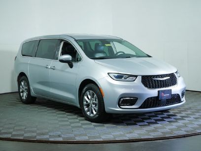 Certified 2023 Chrysler Pacifica Touring-L w/ Uconnect Theater Family Group